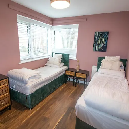 Holiday home Stylish 4 Bedroom House, Sleeps 7, Free Parking & Wi-fi