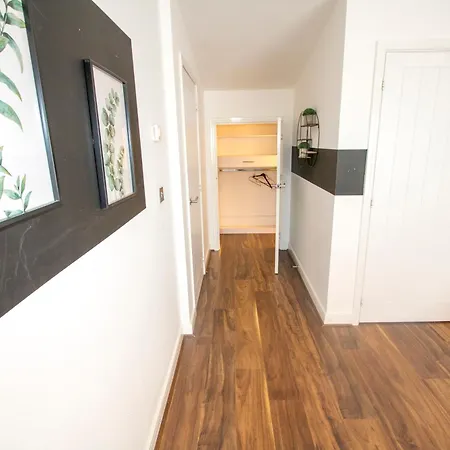 Holiday home Stylish 4 Bedroom House, Sleeps 7, Free Parking & Wi-fi Manchester