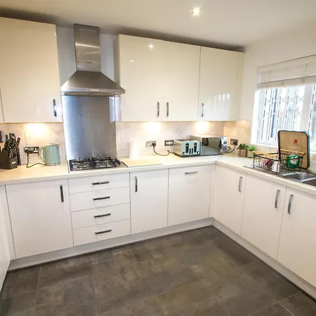 Stylish 4 Bedroom House, Sleeps 7, Free Parking & Wi-fi Holiday home