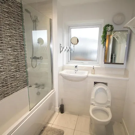 Stylish 4 Bedroom House, Sleeps 7, Free Parking & Wi-fi Manchester