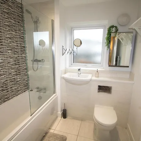 Stylish 4 Bedroom House, Sleeps 7, Free Parking & Wi-fi Holiday home *