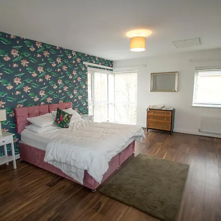 Holiday home Stylish 4 Bedroom House, Sleeps 7, Free Parking & Wi-fi Manchester