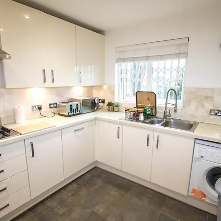 Stylish 4 Bedroom House, Sleeps 7, Free Parking & Wi-fi