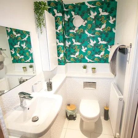 Holiday home Stylish 4 Bedroom House, Sleeps 7, Free Parking & Wi-fi