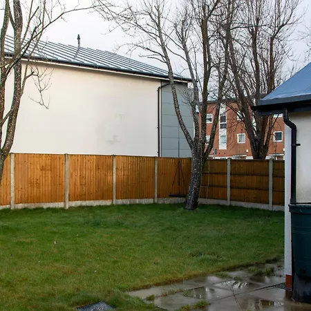 Stylish 4 Bedroom House, Sleeps 7, Free Parking & Wi-fi Holiday home *