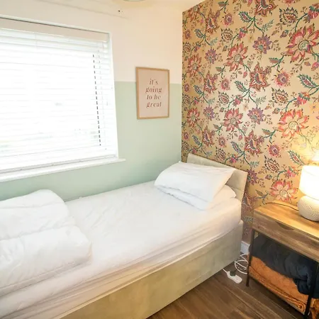 Holiday home Stylish 4 Bedroom House, Sleeps 7, Free Parking & Wi-fi Manchester