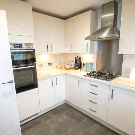 Stylish 4 Bedroom House, Sleeps 7, Free Parking & Wi-fi