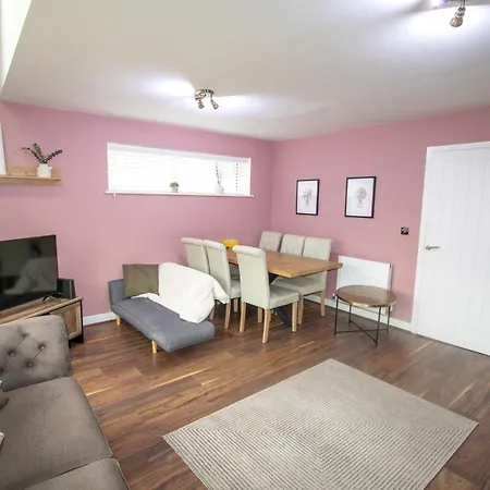 Stylish 4 Bedroom House, Sleeps 7, Free Parking & Wi-fi *