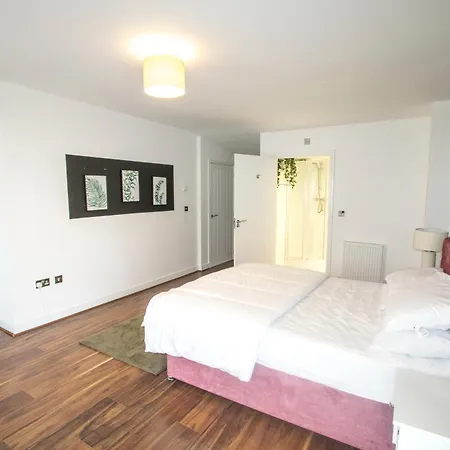 Stylish 4 Bedroom House, Sleeps 7, Free Parking & Wi-fi * Manchester
