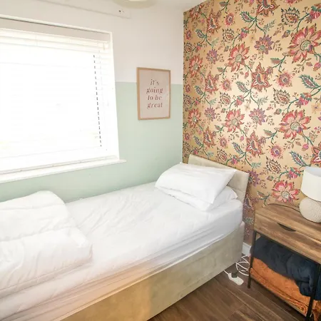 Stylish 4 Bedroom House, Sleeps 7, Free Parking & Wi-fi Holiday home *
