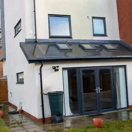 Holiday home Stylish 4 Bedroom House, Sleeps 7, Free Parking & Wi-fi *