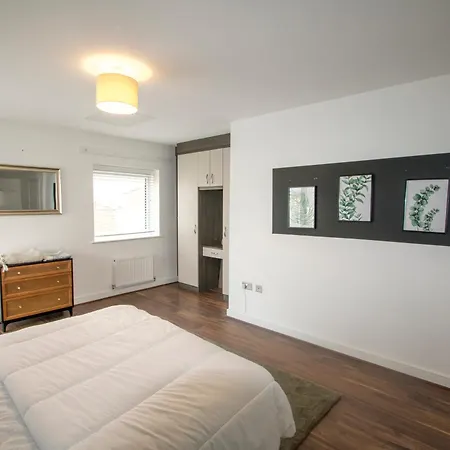 Stylish 4 Bedroom House, Sleeps 7, Free Parking & Wi-fi مانشستر