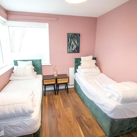 度假居 Peaceful 4 Bedroom House, Sleeps 7, Free Parking - Wifi *
