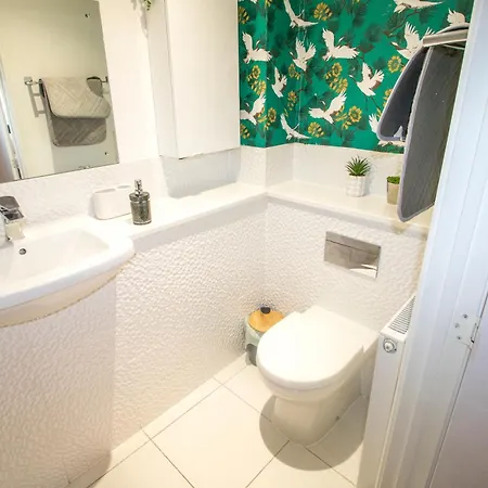 Stylish 4 Bedroom House, Sleeps 7, Free Parking & Wi-fi *