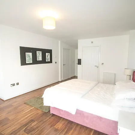 Stylish 4 Bedroom House, Sleeps 7, Free Parking & Wi-fi *