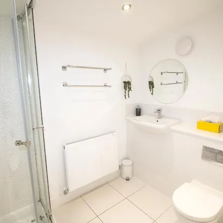 بيت للعطل Stylish 4 Bedroom House, Sleeps 7, Free Parking & Wi-fi *