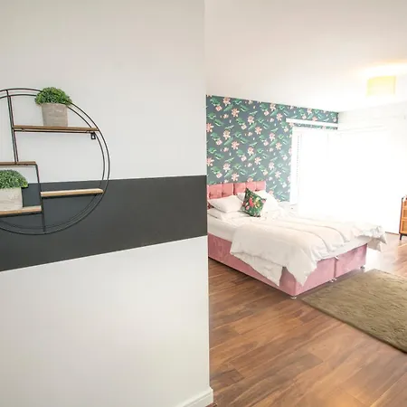 Holiday home Stylish 4 Bedroom House, Sleeps 7, Free Parking & Wi-fi