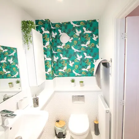 Stylish 4 Bedroom House, Sleeps 7, Free Parking & Wi-fi Holiday home *
