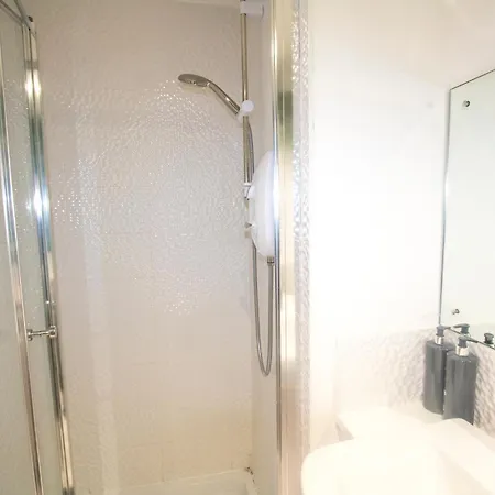 Stylish 4 Bedroom House, Sleeps 7, Free Parking & Wi-fi Holiday home
