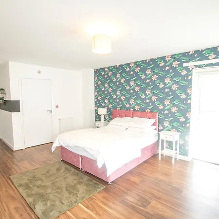 Holiday home Stylish 4 Bedroom House, Sleeps 7, Free Parking & Wi-fi Manchester