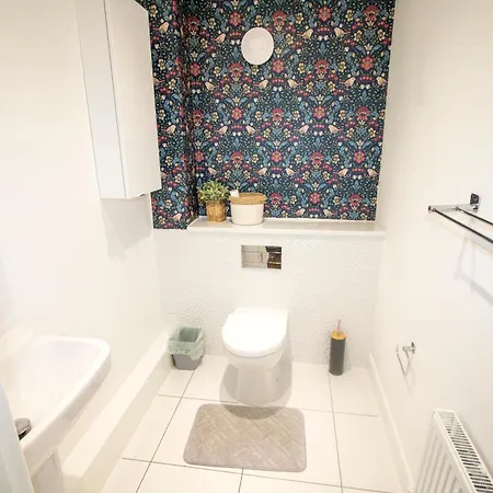 Stylish 4 Bedroom House, Sleeps 7, Free Parking & Wi-fi Holiday home *