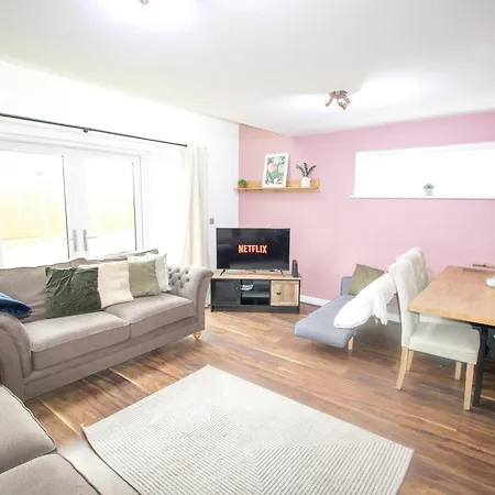 Stylish 4 Bedroom House, Sleeps 7, Free Parking & Wi-fi Manchester