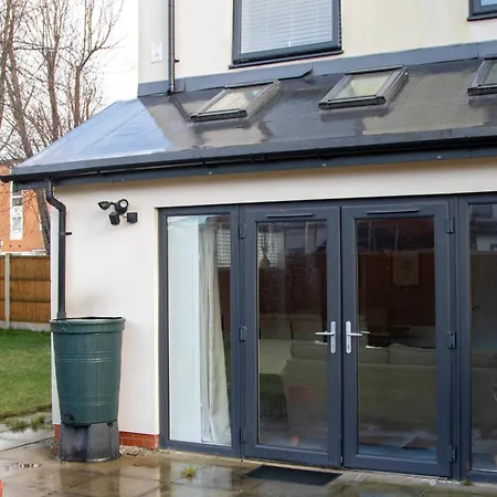 Holiday home Stylish 4 Bedroom House, Sleeps 7, Free Parking & Wi-fi