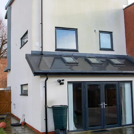 Stylish 4 Bedroom House, Sleeps 7, Free Parking & Wi-fi *