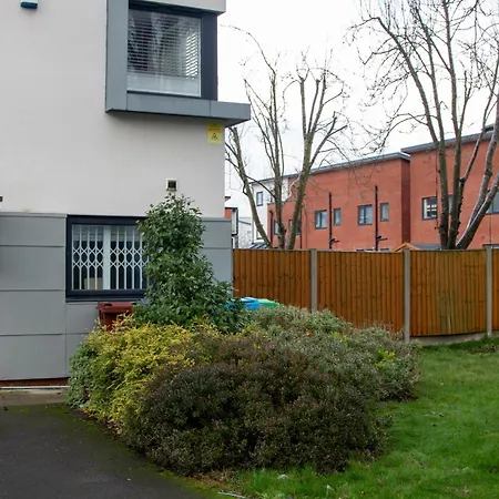 Holiday home Stylish 4 Bedroom House, Sleeps 7, Free Parking & Wi-fi Manchester