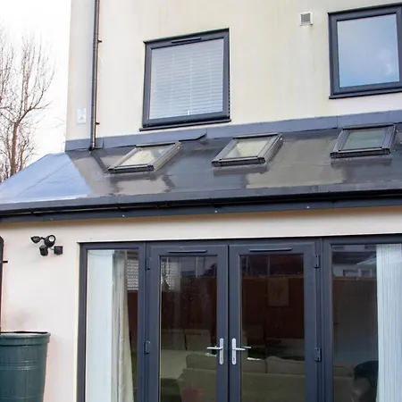 Holiday home Stylish 4 Bedroom House, Sleeps 7, Free Parking & Wi-fi *