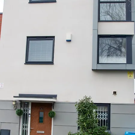 بيت للعطل Stylish 4 Bedroom House, Sleeps 7, Free Parking & Wi-fi *