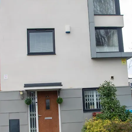 Stylish 4 Bedroom House, Sleeps 7, Free Parking & Wi-fi Holiday home *