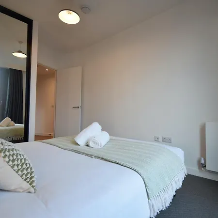 Apartament Life - 2-bed 1-bath Top-floor In New Cross
