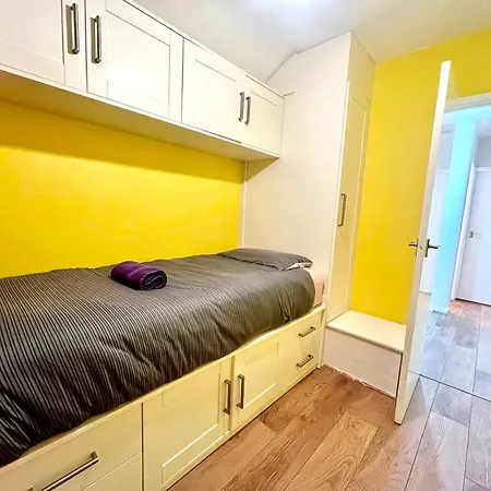 Dom wakacyjny Spacious 3-bed Family Retreat With Cosy Living And Garden! Free Parking