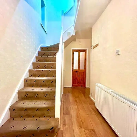 Spacious 3-bed Family Retreat With Cosy Living And Garden! Free Parking