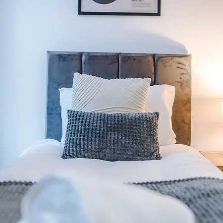 Dom wakacyjny Modern 3-bed , Sleeps 7, Free Parking & Close To Centre