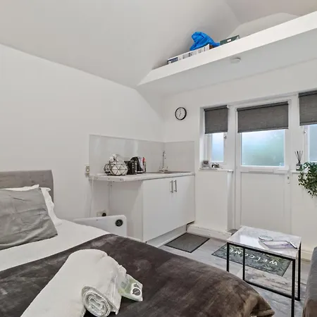Apartment With Shared Garden - 3min To Bus Stop Manchester