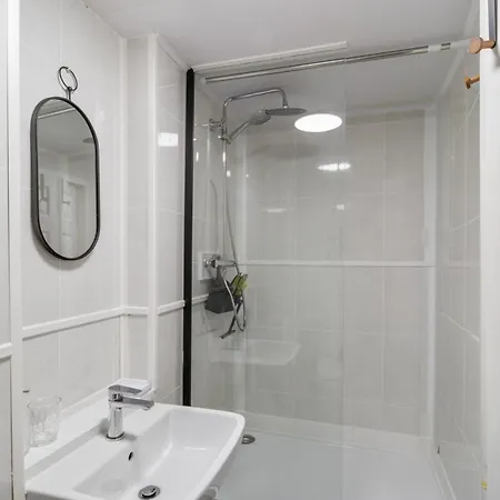 With Shared Garden - 3min To Bus Stop