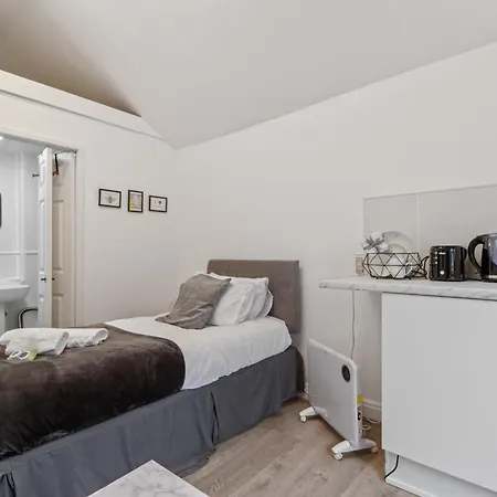 Apartment With Shared Garden - 3min To Bus Stop *