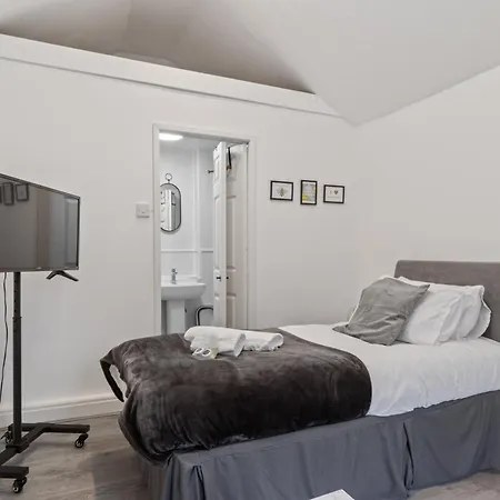 Apartment With Shared Garden - 3min To Bus Stop