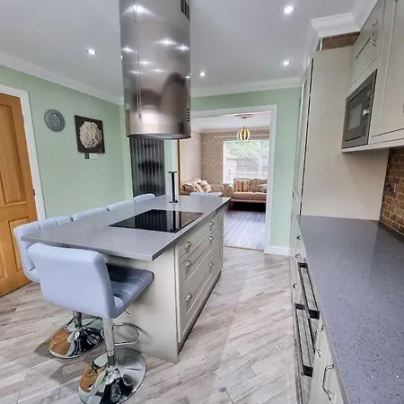 Stunning Family Close To The Centre *