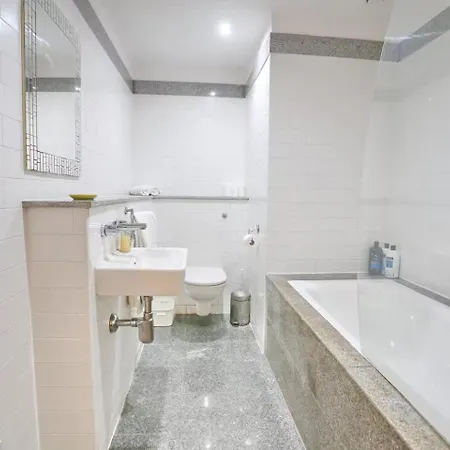 Pass The Keys Quirky Flat In The Heart Of The דירה