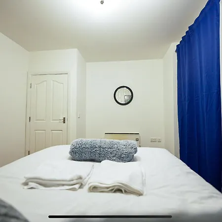 Modern Luxury 2 Bed Apartment, Sleeps 5 Apartment *