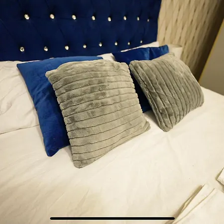 Modern Luxury 2 Bed Apartment, Sleeps 5 Appartement