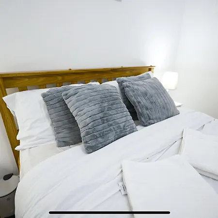 Modern Luxury 2 Bed Apartment, Sleeps 5 *