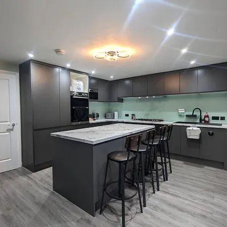 Charming 3 Bedroom With Garden And Parking Manchester