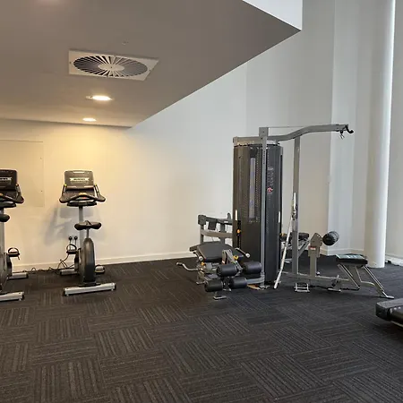 Modern 1-bed Retreat Near Spinningfields, Arndale, Mediacityuk, Etihad & Old Trafford, Sleeps 4, Nespresso Machine, Balcony, Gym, Netflix, Perfect For Long-term & Short-term Professionals & Getaways *