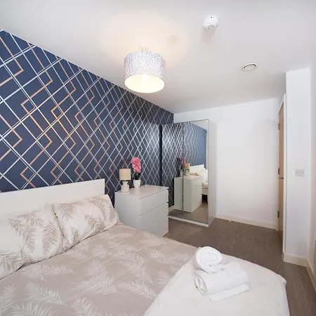 Stylish 1-bed Near Centre, Mediacityuk, Spinningfields, Old Trafford & Etihad, Sleeps 4, Netflix, Gym, Balcony, Nespresso Machine, Ideal For Professionals & Extended And Short Stays! شقة *