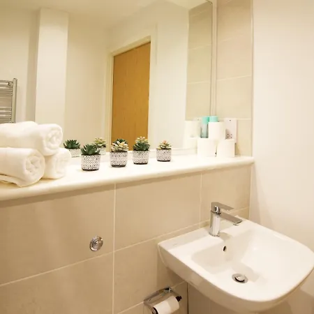 Stylish 1-bed Near Centre, Mediacityuk, Spinningfields, Old Trafford & Etihad, Sleeps 4, Netflix, Gym, Balcony, Nespresso Machine, Ideal For Professionals & Extended And Short Stays!