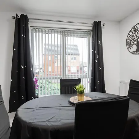 Coop Arena & Etihad - Free Parking - Pool Table *